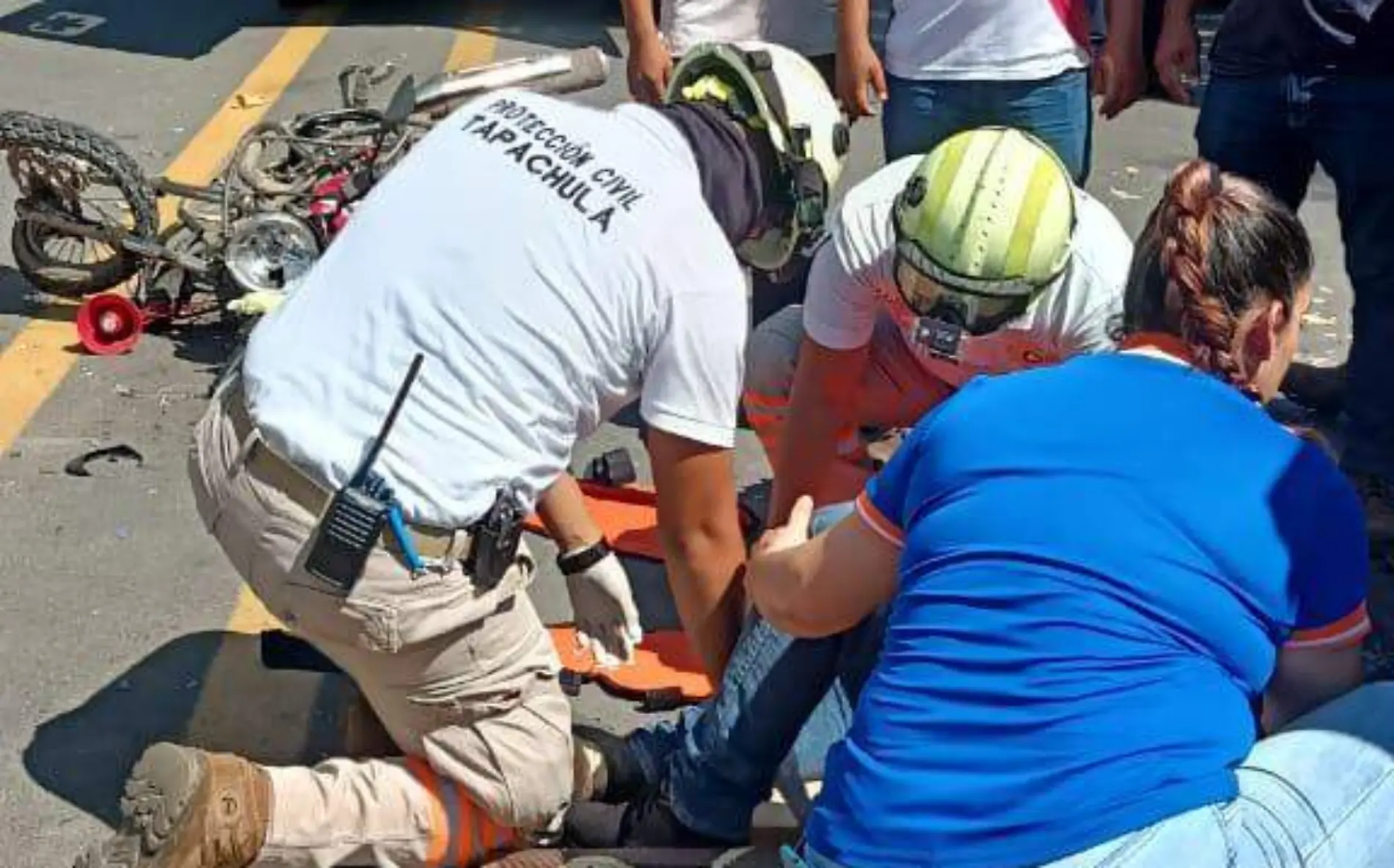 paramédicos atienden a hombre accidentado